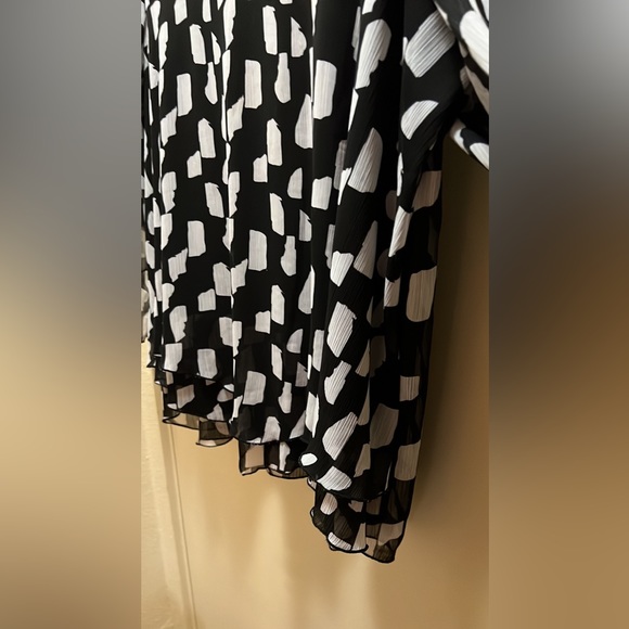 🌟 Flowy Avenue Blouse 🌟 Price Reduced!🔥 - Picture 3 of 6